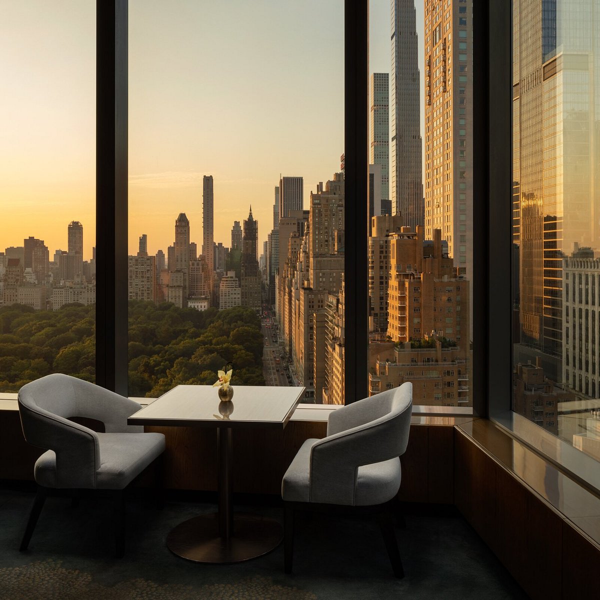 A table at MO Lounge overlooking Central Park and the Manhattan skyline at golden hour